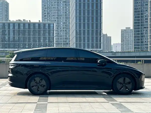 Li Auto i8 2025