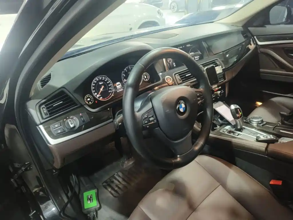BMW 5 Series 2016 — фото 10