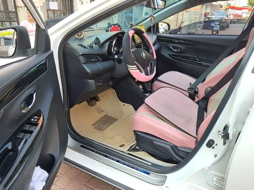 Toyota Yaris L 2023 — фото 12