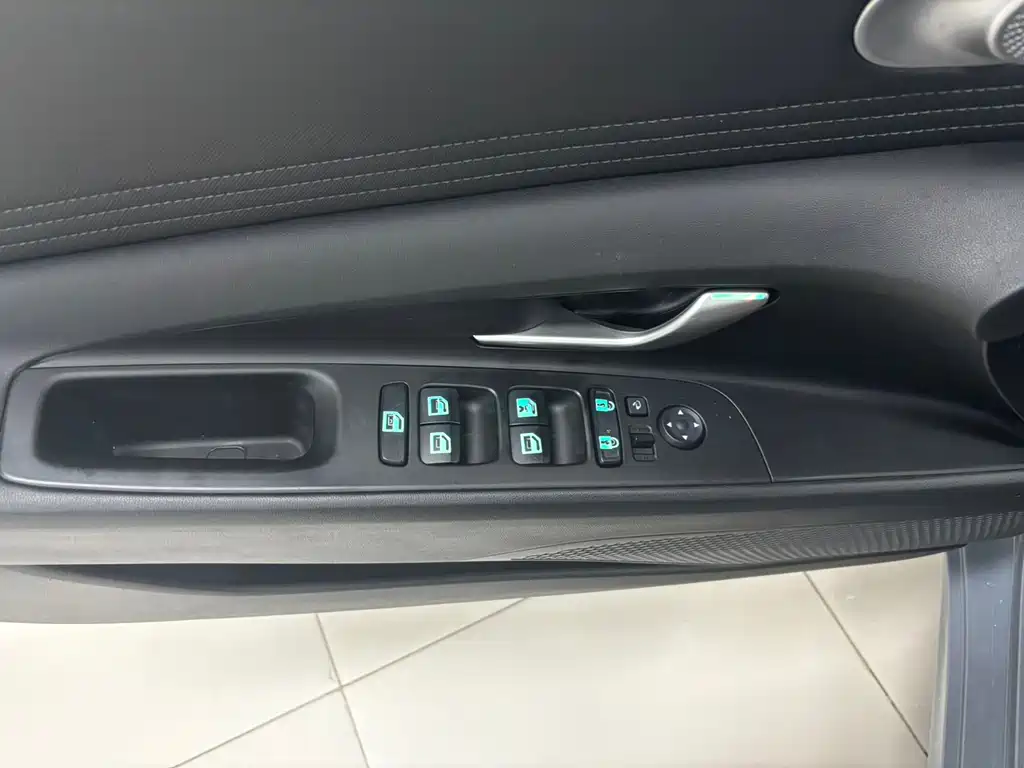 Hyundai Elantra 2023 — фото 15
