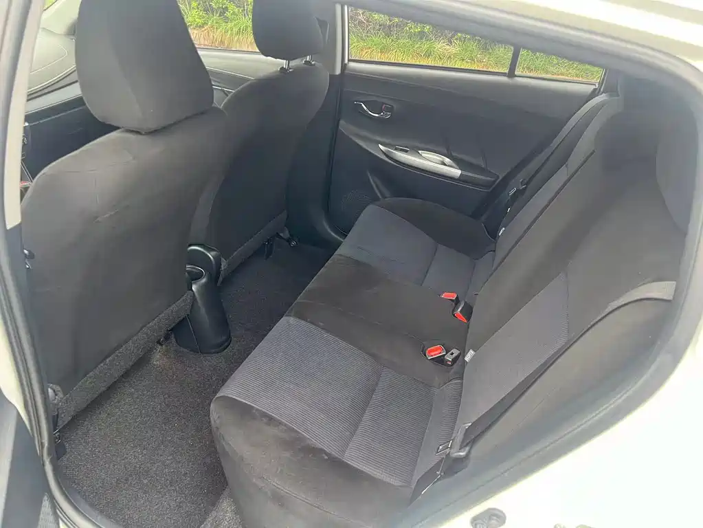 Toyota Yaris L 2015 — фото 8