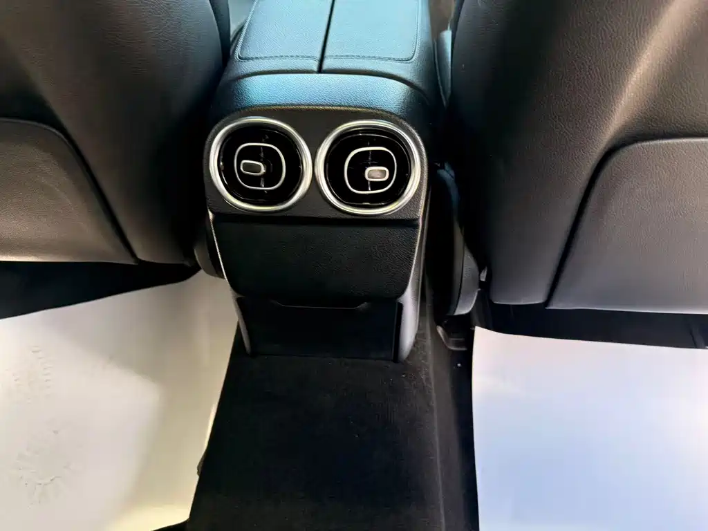 Mercedes-Benz C-Class 2023 — фото 8