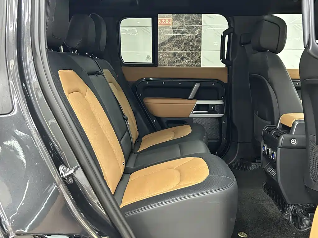Land Rover Defender 2024 — фото 15