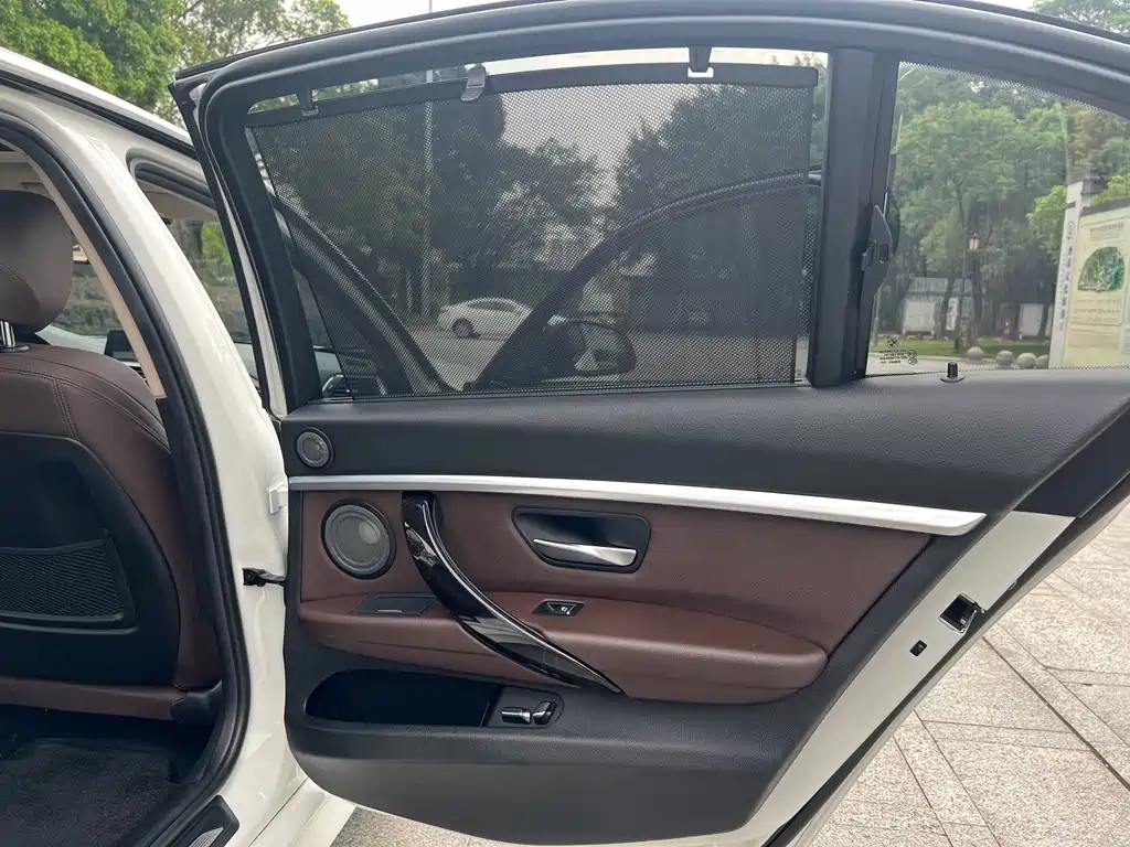 BMW 3 Series 2018 — фото 16