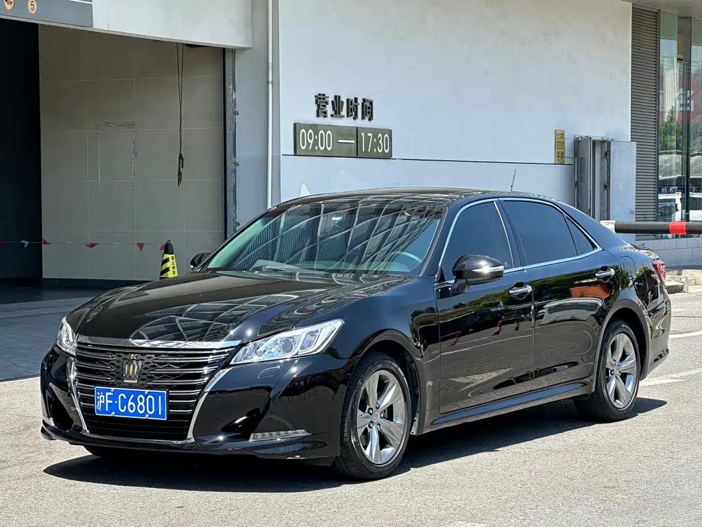Toyota Crown 2017 — фото 1