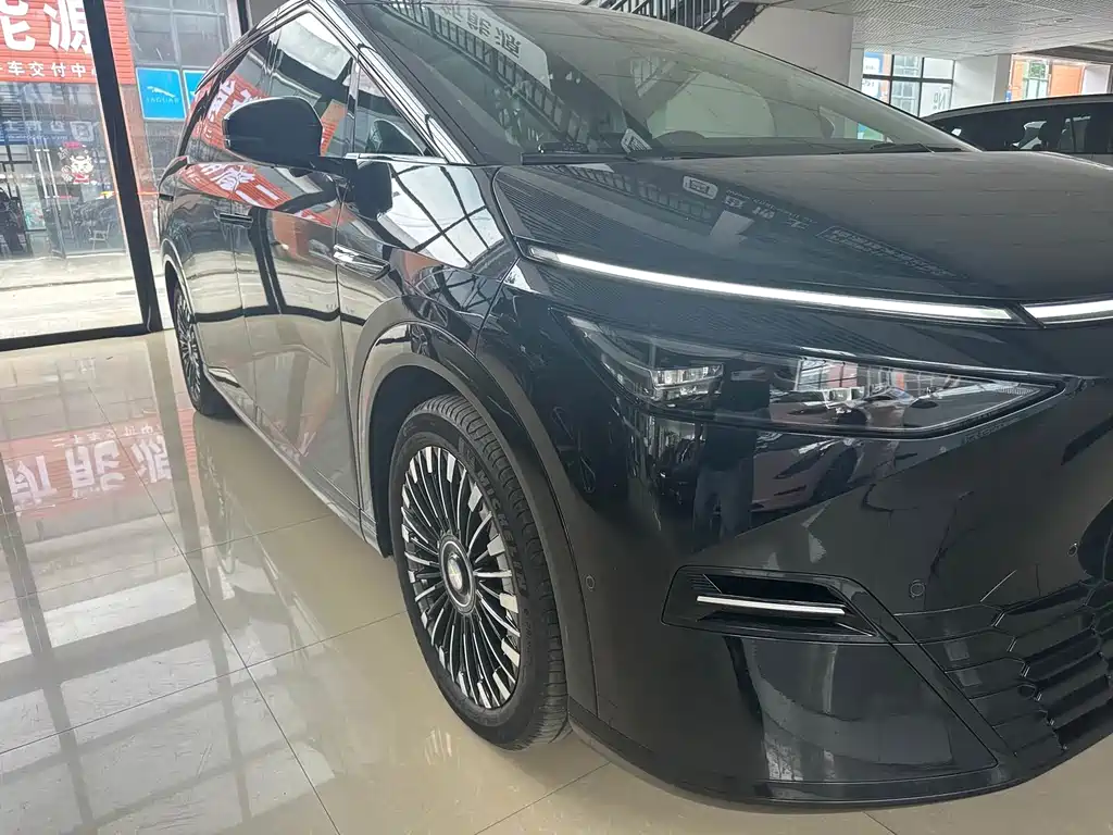XPeng X9 2025