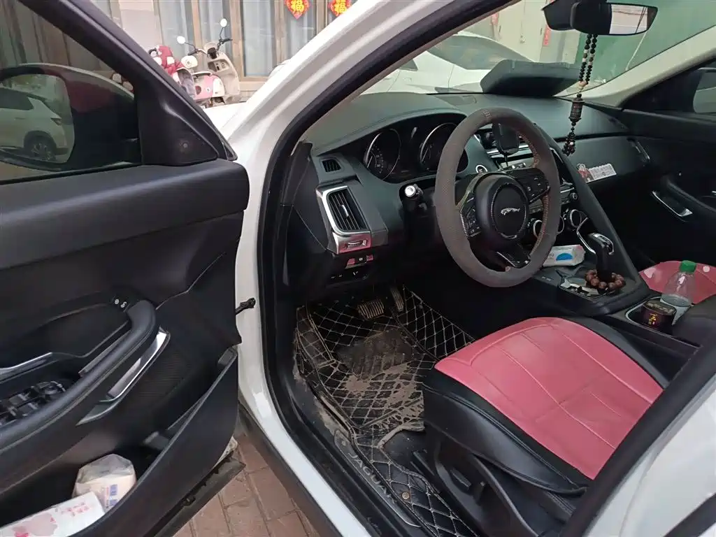 Jaguar E-PACE 2019 — фото 14