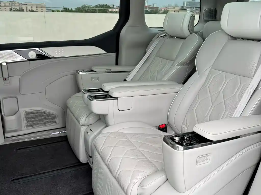 Volvo EM90 2024