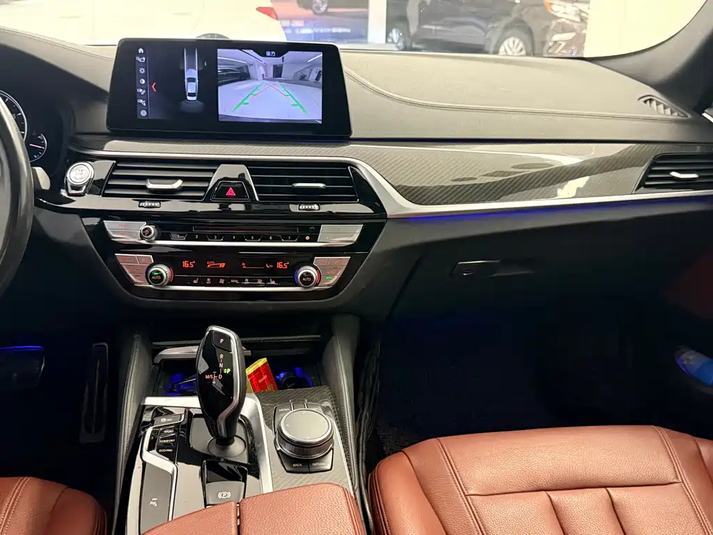 BMW 5 Series 2018 — фото 11