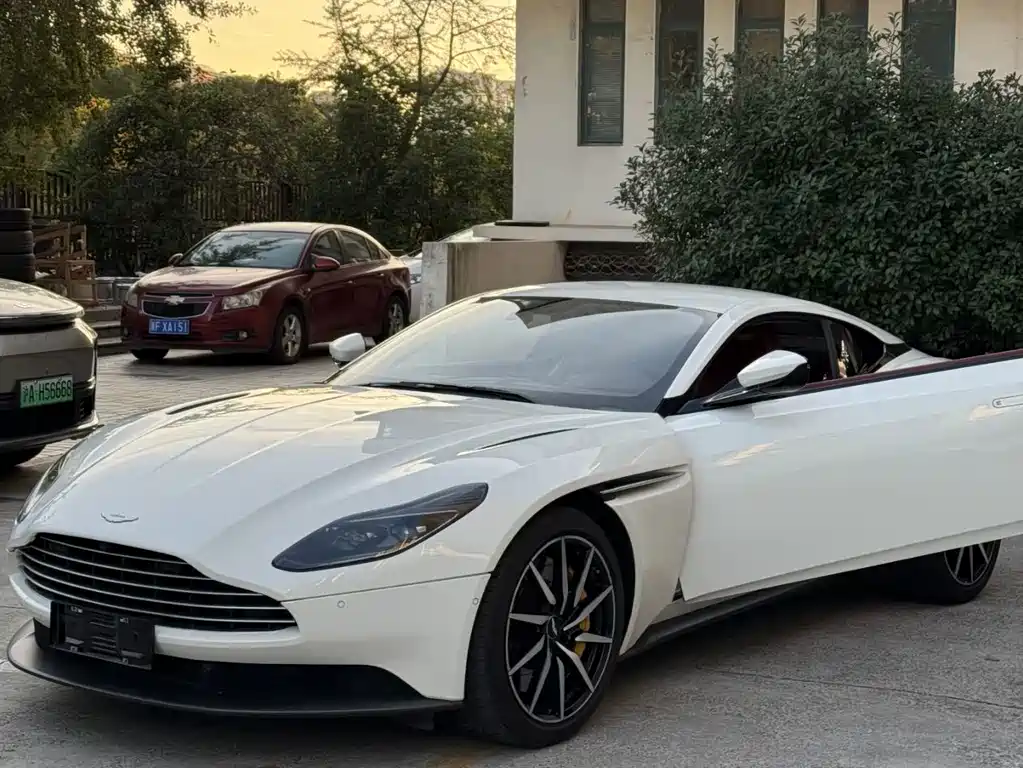 Aston Martin DB11 2019 — фото 3