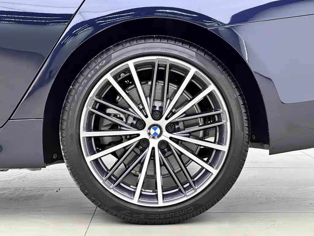 BMW 5 Series 2019 — фото 10
