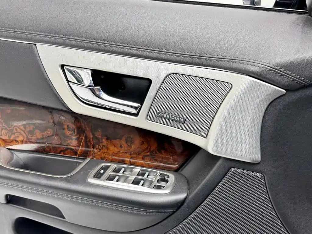 Jaguar XF 2013 — фото 12
