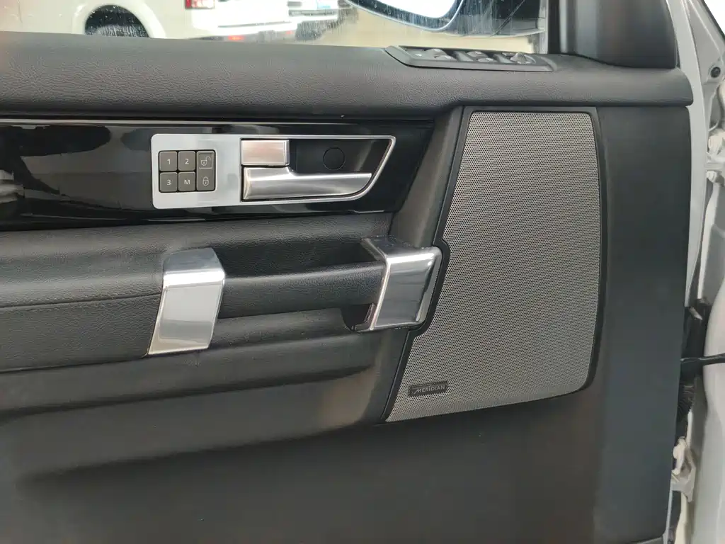 Land Rover Discovery 2016 — фото 23