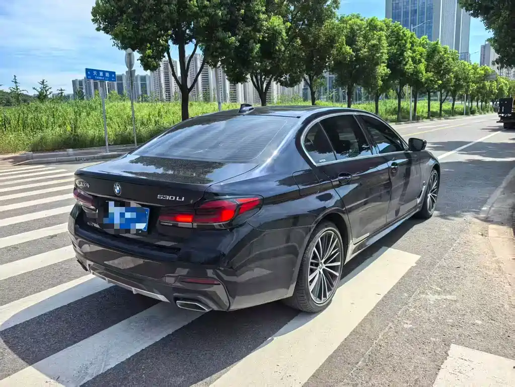 BMW 5 Series 2022 — фото 11
