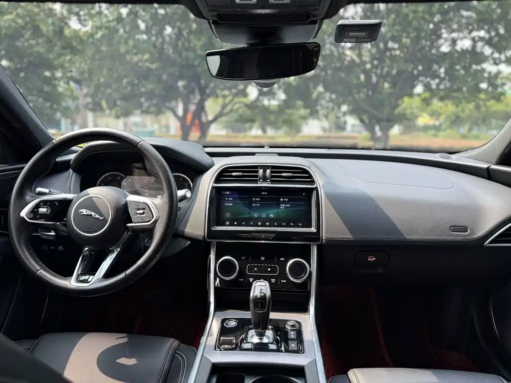Jaguar XEL 2020 — фото 17