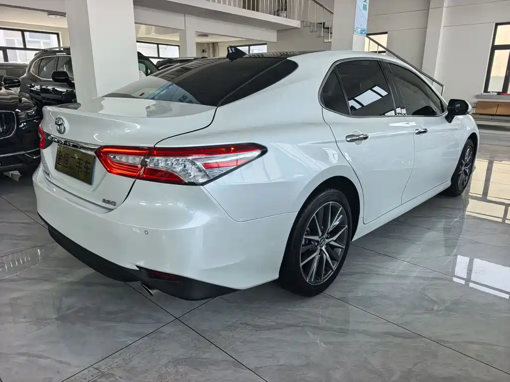 Toyota Camry 2022 — фото 6