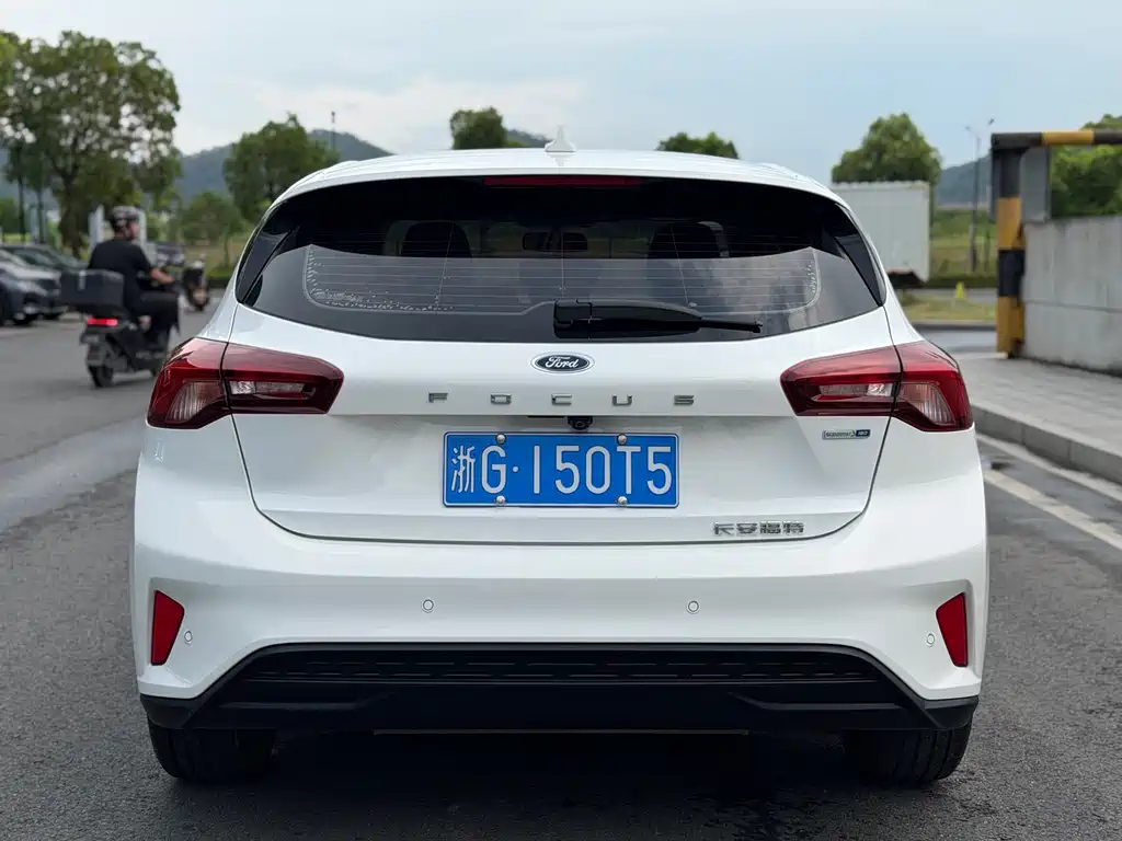 Ford Focus 2023 — фото 13