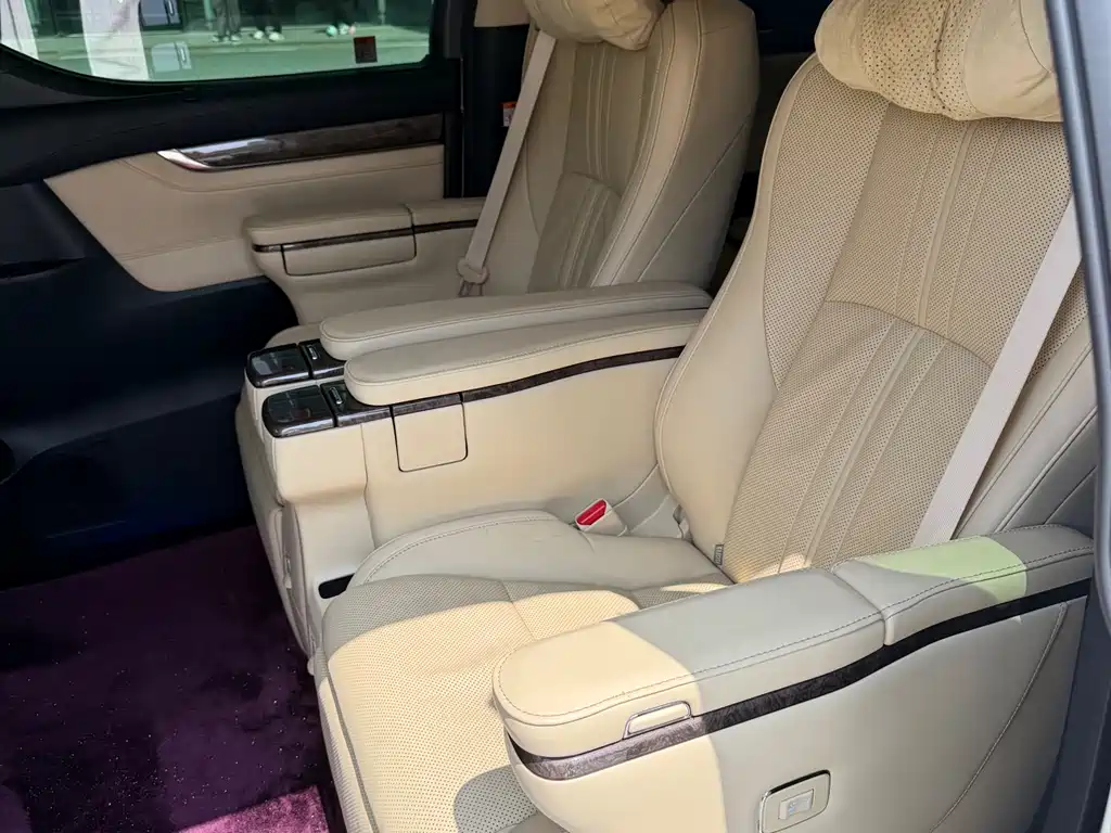 Toyota Alphard 2023 — фото 11