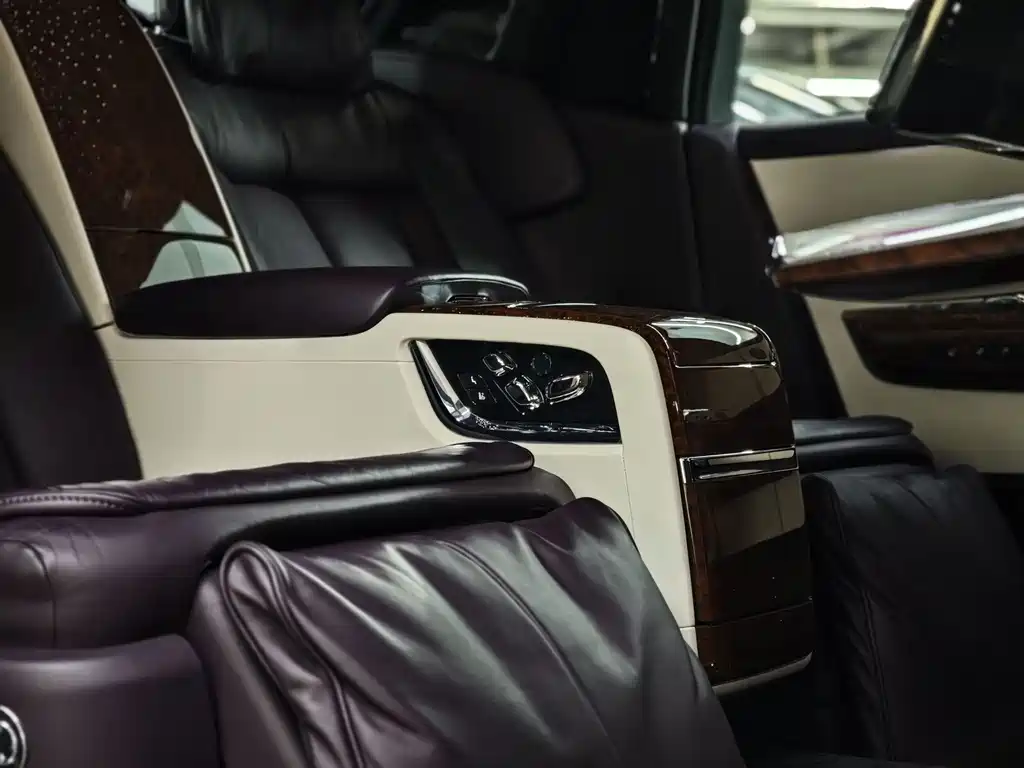 Rolls-Royce Phantom 2019 — фото 17
