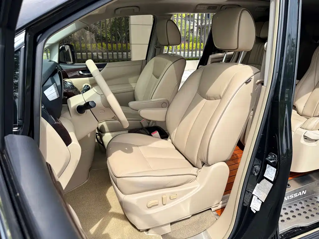 Nissan Quest 2015 — фото 8