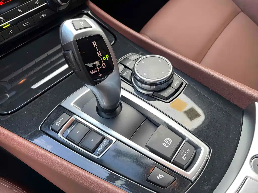BMW 5 Series GT 2015 — фото 9
