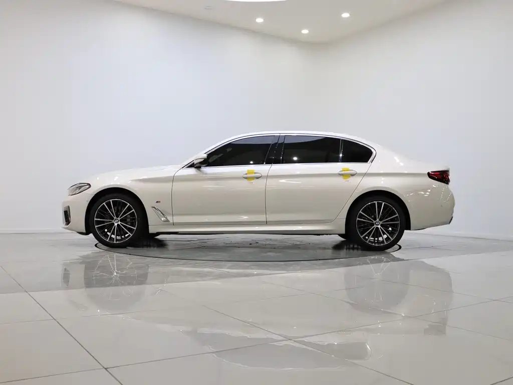 BMW 5 Series 2023 — фото 14