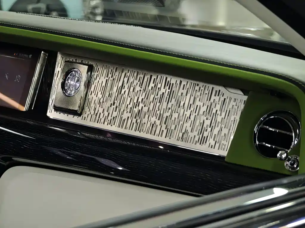 Rolls-Royce Phantom 2023 — фото 19