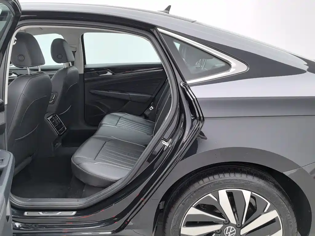 Volkswagen Passat 2022 — фото 15