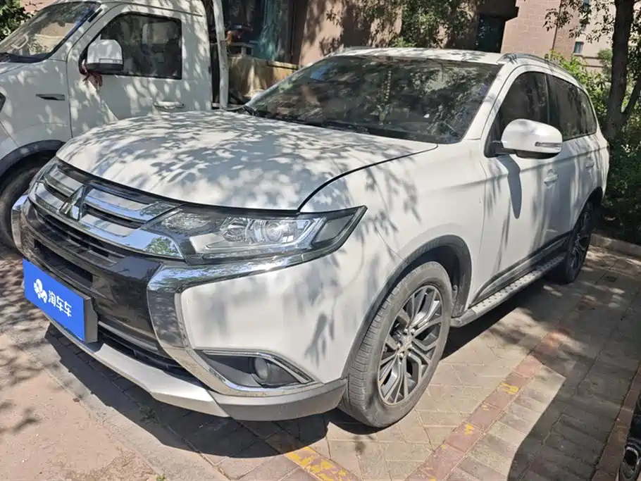 Mitsubishi Outlander 2018 — фото 1