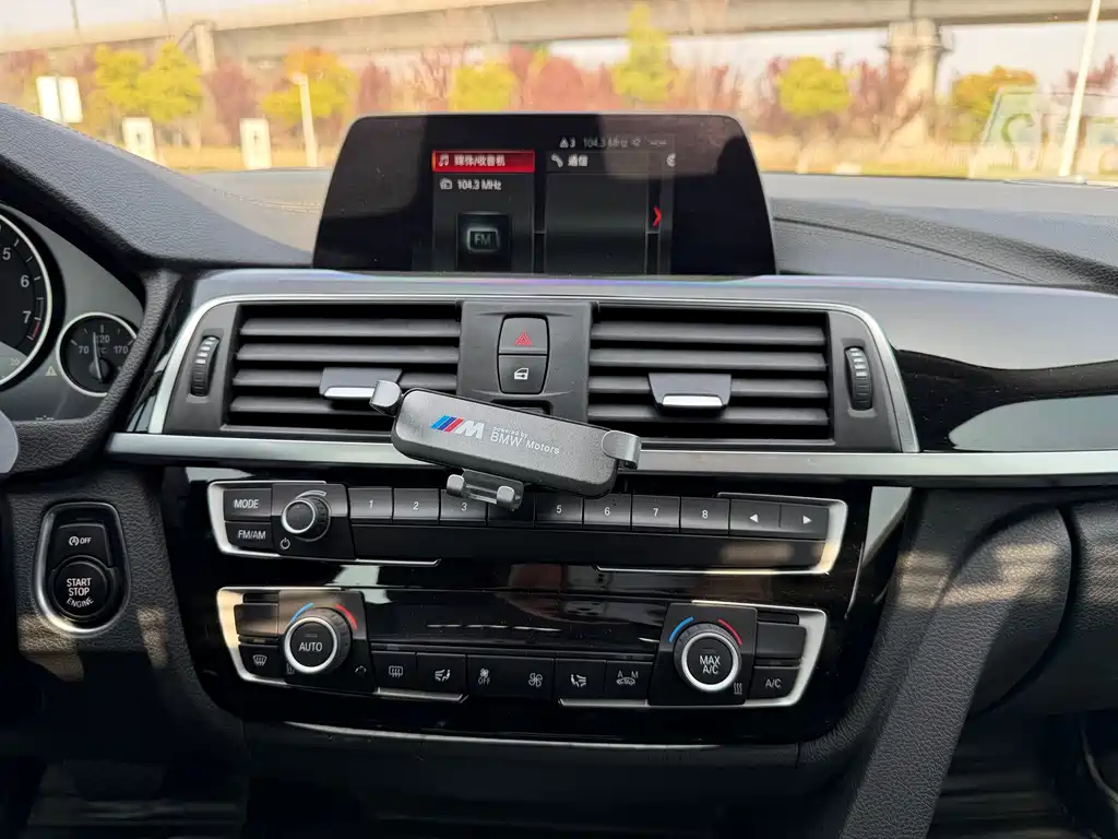 BMW 3 Series 2018 — фото 14
