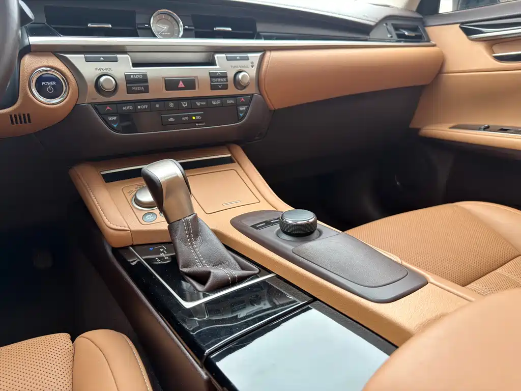 Lexus ES 2016 — фото 16