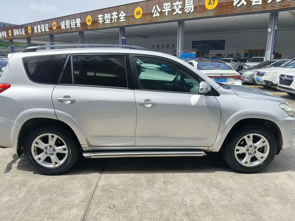 Toyota RAV4 2012 — фото 6