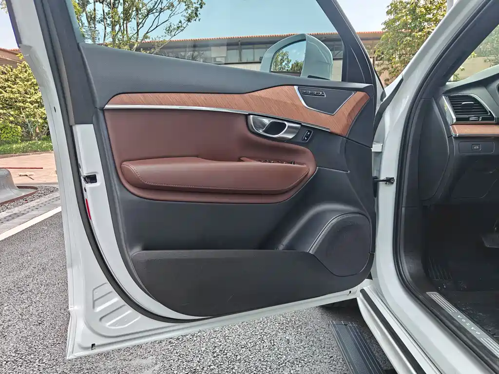 Volvo XC90 2023 — фото 16