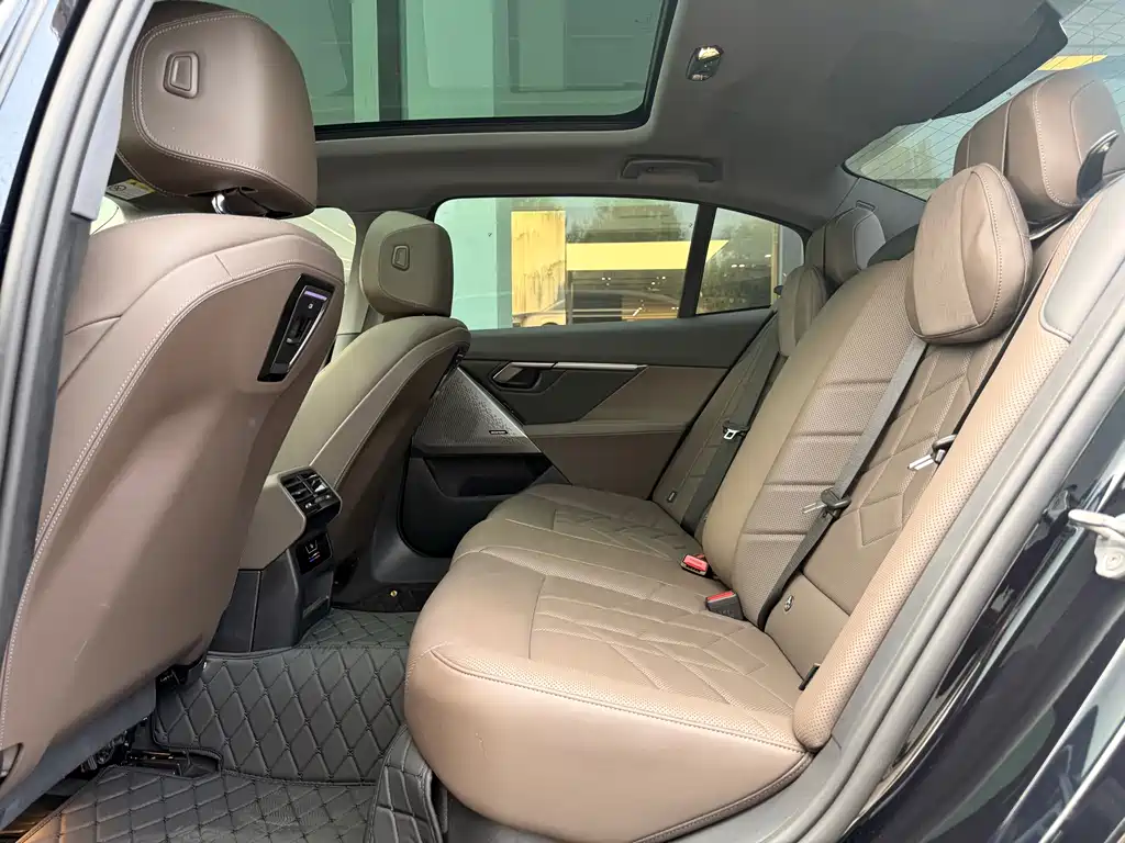 BMW 5 Series 2025 — фото 15