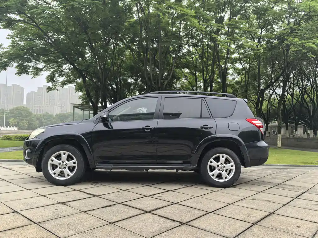 Toyota RAV4 2013 — фото 4