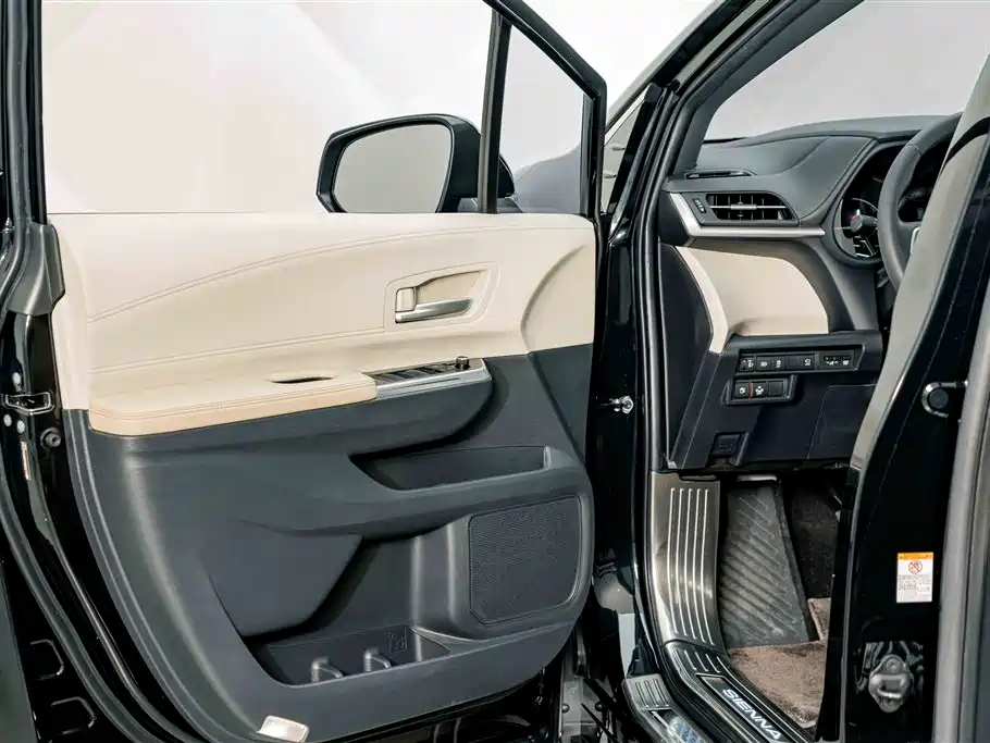 Toyota Sienna 2023 — фото 17