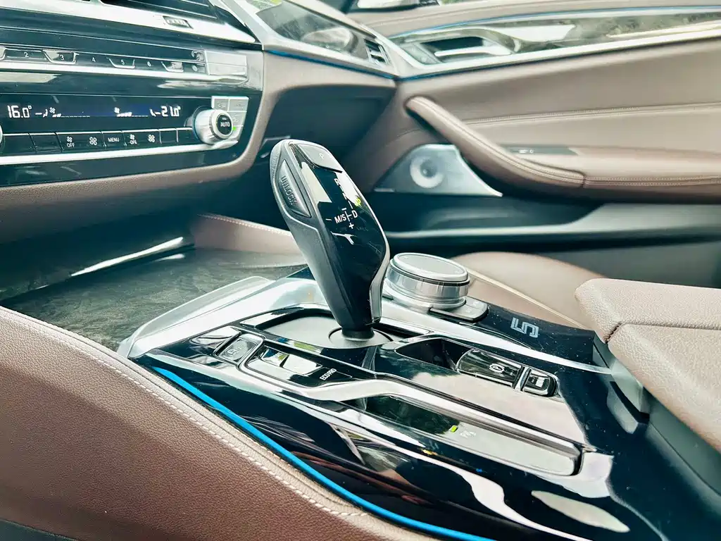 BMW 5 Series 2021 — фото 10