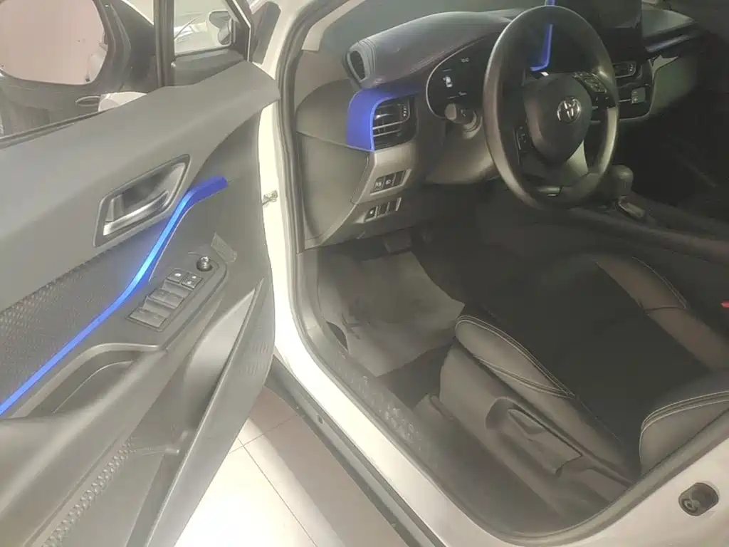 Toyota C-HR 2023 — фото 16