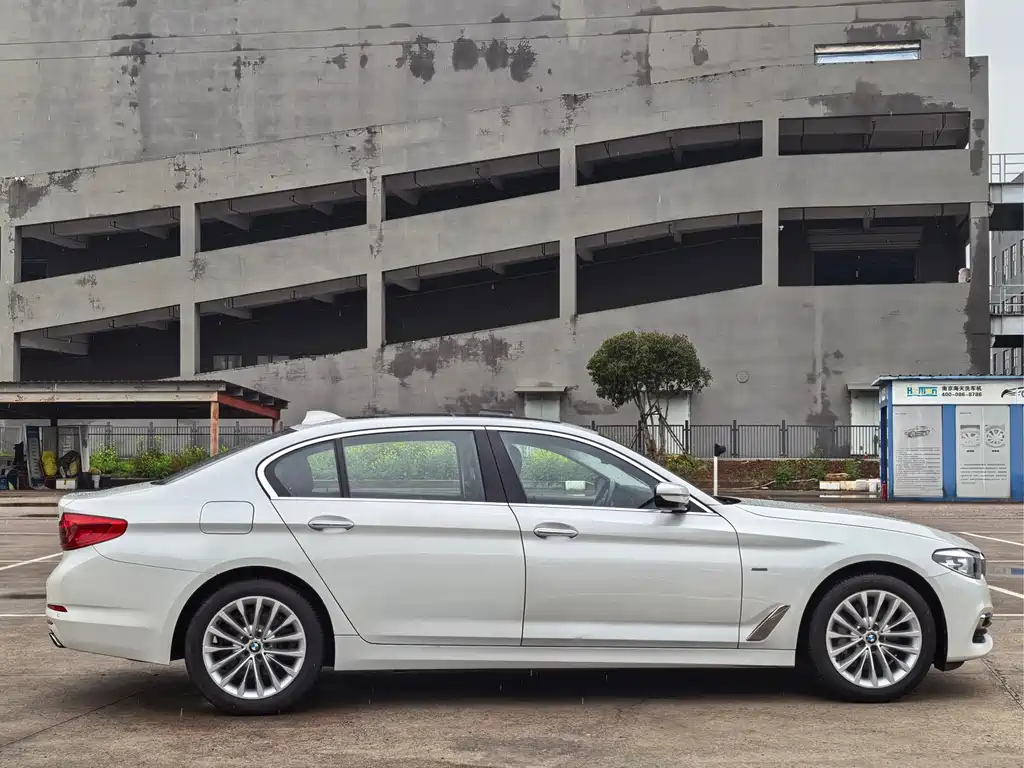 BMW 5 Series 2018 — фото 6