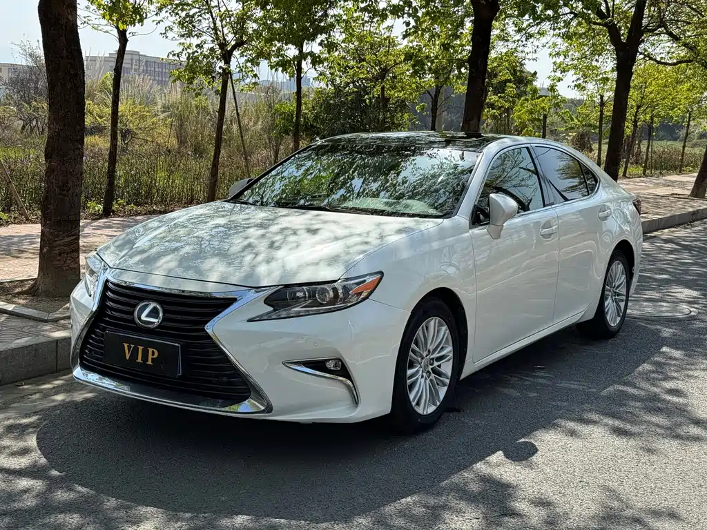 Lexus ES 2017 — фото 1