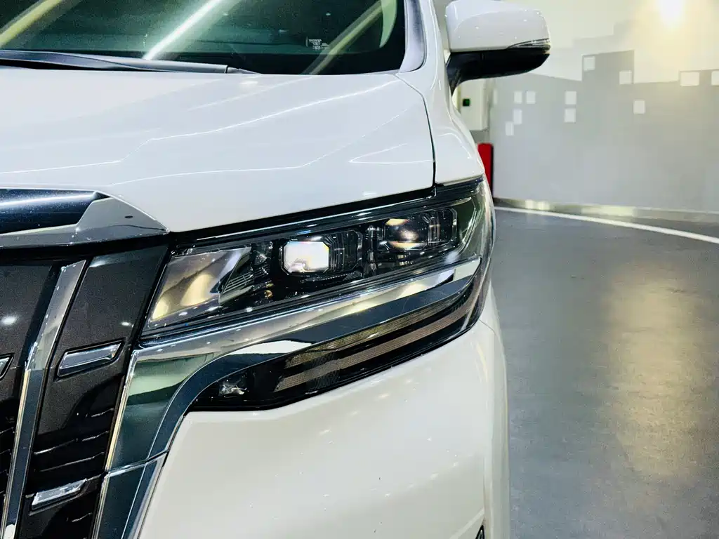 Toyota Alphard 2022 — фото 8