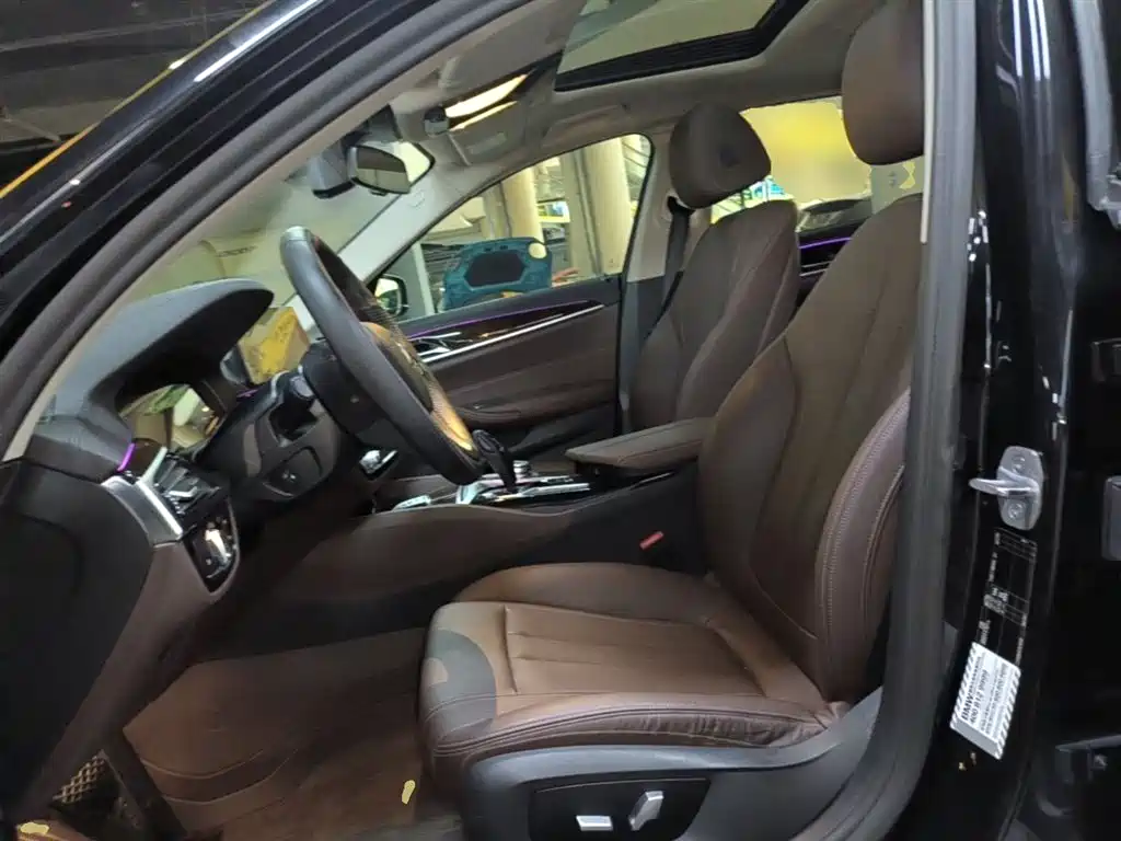 BMW 5 Series 2019 — фото 15