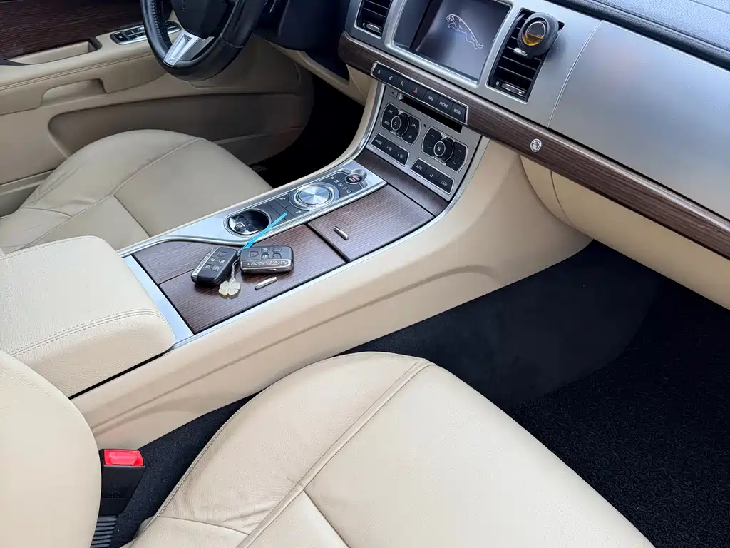 Jaguar XF 2015 — фото 15