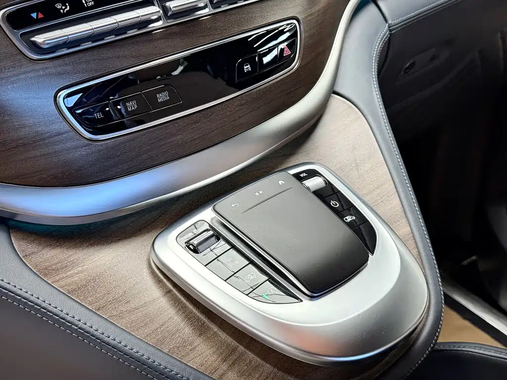Mercedes-Benz V-Class 2021 — фото 11