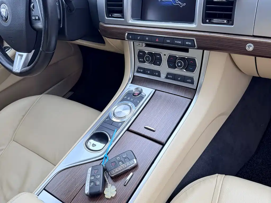 Jaguar XF 2015 — фото 16