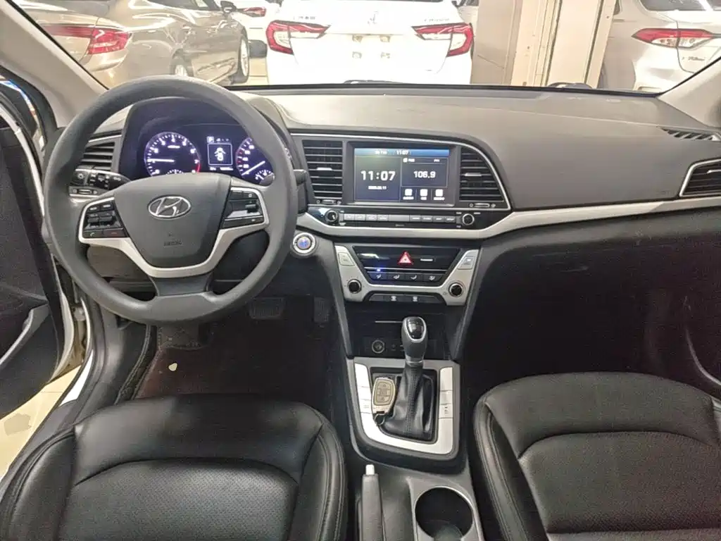 Hyundai Elantra 2018 — фото 10