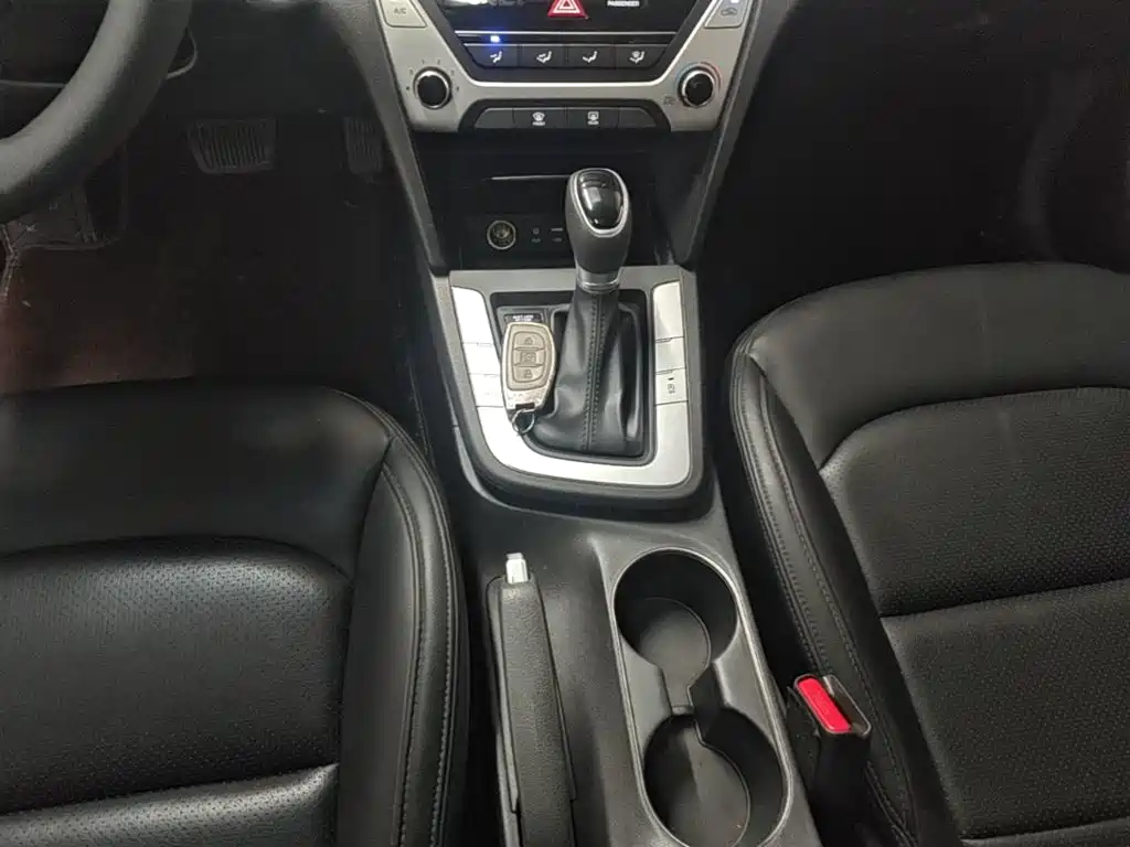 Hyundai Elantra 2018 — фото 14