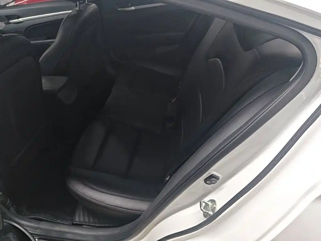 Hyundai Elantra 2018 — фото 17