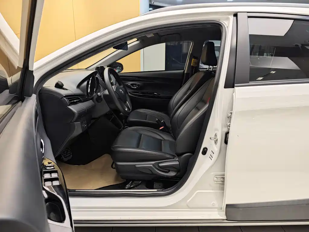 Toyota Yaris L 2020 — фото 13