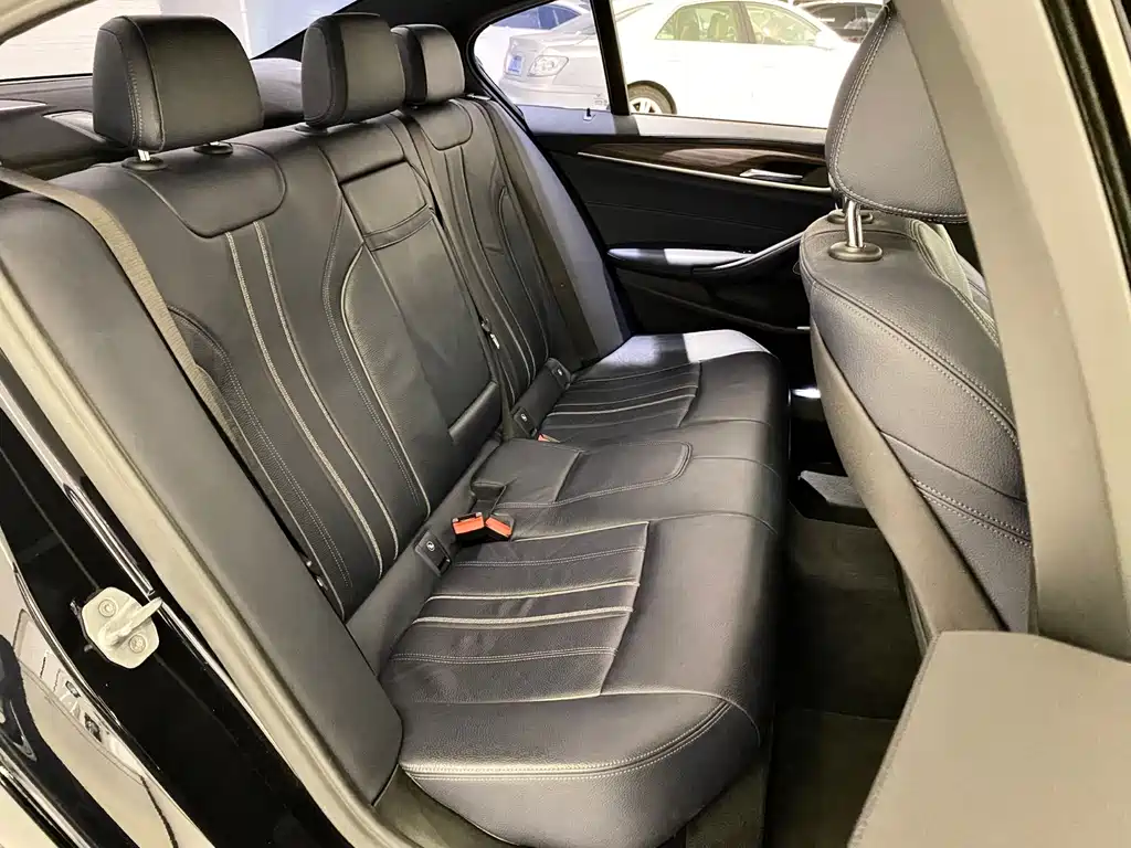 BMW 5 Series 2018 — фото 19